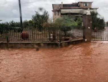 Νεκρός οδηγός στο Βραχάτι – Υπέστη έμφραγμα την ώρα της κακοκαιρίας (φώτο-βίντεο)